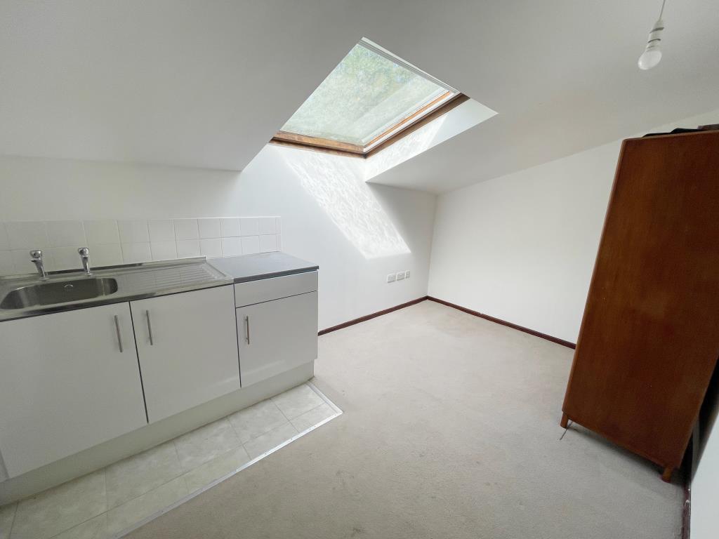 Lot: 62 - DETACHED FORMER GATEHOUSE FOR IMPROVEMENT - First floor hobby room or Bedroom with sink and skylight window